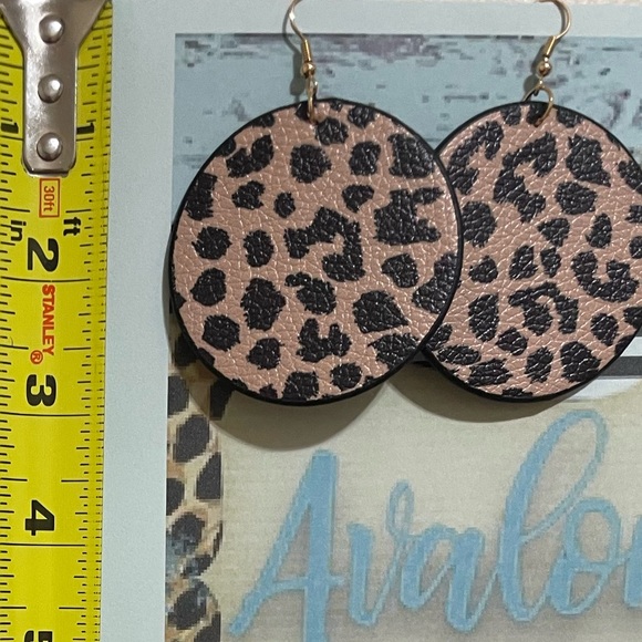 ❤️Sarah Jane Large Round Animal Print Earrings Leopard - Picture 2 of 2